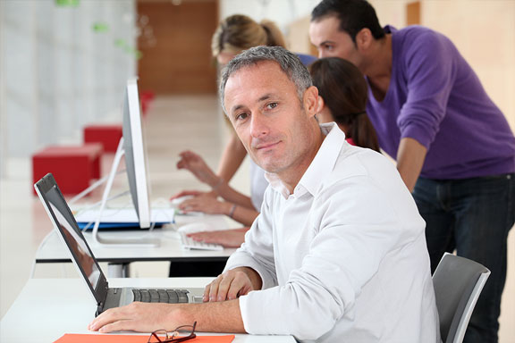 Erwachsener bei der betrieblichen Ausbildung