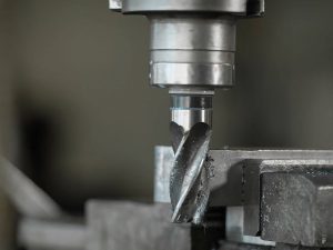 Nahaufnahme einer sich drehenden Industriebohrmaschine